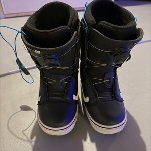 Women’s Black Vans Snow Boarding Boots